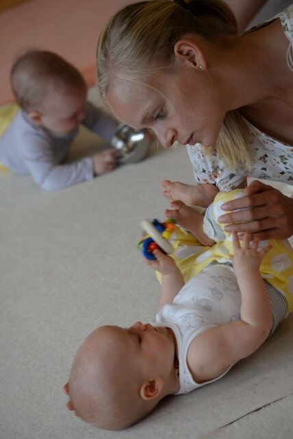 Mama spielt mit Kind in Krabbelgruppe Freiburg Herdern